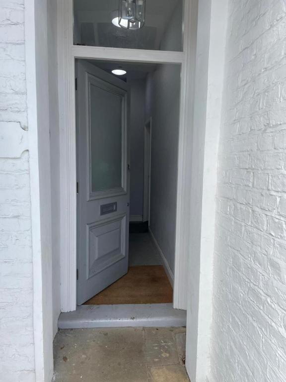 Stylish 1 Bed Flat With Private Terrace In Wimbledon - 3 The Queens Лондон Экстерьер фото